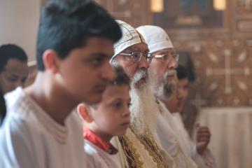 Anba Damian (3.v.l.), Generalbischof der koptisch-orthodoxen Kirche in Deutschland, feiert einen Gottesdienst am 22. April 2018 im koptisch-orthodoxen Kloster in Höxter.