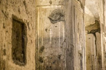 Stuckreliefs an den maroden Säulen der antiken, unterirdischen Basilica sotterranea di Porta Maggiore in Rom am 14. Januar 2018.