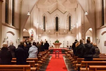 Der Priester am Altar erteilt den Schlusssegen in einem Gottesdienst am 18. November 2017 in der Kirche Sankt Joseph in Bonn.