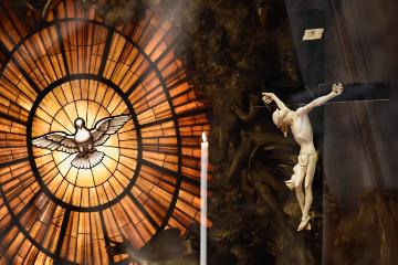 Ein Glasfenster mit einer Darstellung des Heiligen Geistes als Taube und ein Kruzifix am Karfreitag, den 30. März 2018, im Petersdom im Vatikan.