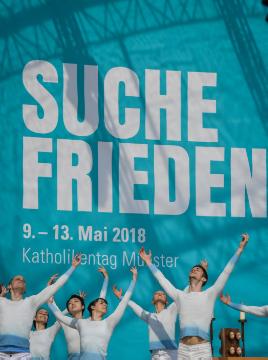 Mitglieder des TanzTheater Münster auf der Bühne während des Hauptgottesdienstes beim 101. Deutschen Katholikentag am 13. Mai 2018 in Münster.