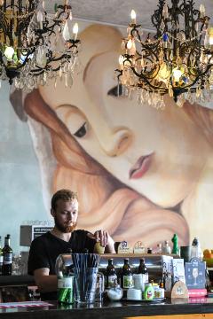 Ein Kellner zapft am 28. Juni 2018 im Kölner Cafe "Maria Eetcafe" hinter dem Tresen ein Bier vom Fass. Auf die Wand hinter der Bar ist ein großes Marienbild gemalt.