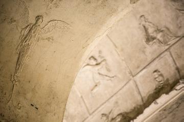 Stuckreliefs an der Decke der antiken, unterirdischen Basilica sotterranea di Porta Maggiore in Rom am 14. Januar 2018.