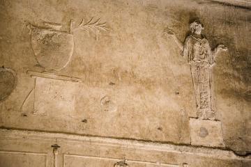 Stuckreliefs an der Wand der antiken, unterirdischen Basilica sotterranea di Porta Maggiore in Rom am 14. Januar 2018.
