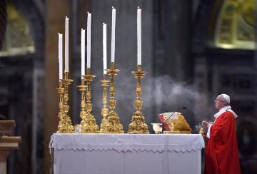 Papst Franziskus feiert den Gottesdienst zu Pfingsten am 20. Mai 2018 im Petersdom im Vatikan.