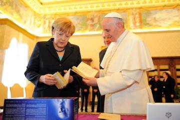 Papst Franziskus hat am 18. Mai 2013 Bundeskanzlerin Angela Merkel in einer Privataudienz im Vatikan empfangen.