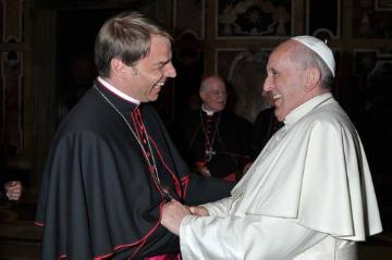 Treffen von Bischof Stefan Oster und Papst Franziskus am 18. September 2014 im Vatikan.