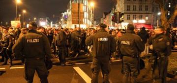 Polizisten trennen Demonstranten und Gegendemonstranten bei der Kögida/Pegida-Demonstration ("Patriotische Europäer gegen die Islamisierung des Abendlandes") in Köln am 5. Januar 2015. Der Dom und weite Teile der Altstadt wurden zur Zeit der Demonstration nicht beleuchtet.