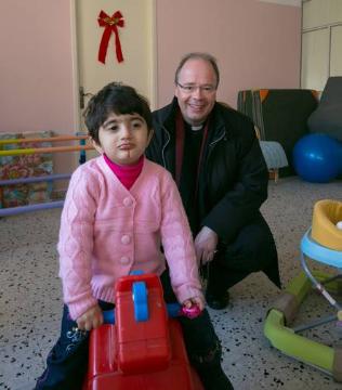 Bischof Ackermann besucht das Kinderheim der Missionarinnen der Nächstenliebe (Mutter-Teresa-Schwestern) in Gaza.