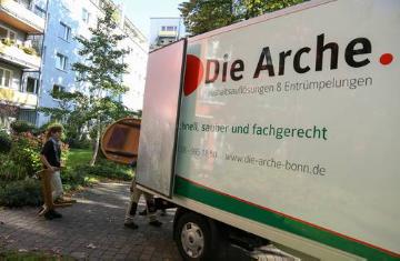 Haushaltsauflösung durch Mitarbeiter der Arche in Bonn am 21. September 2015. Die Arche in Bonn bietet berufliche Reintegration von Langzeitarbeitslosen und behinderten Menschen. Bild: Möbel werden in einen LKW geräumt.