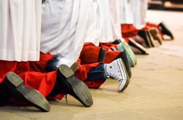 Ministranten knien während eines Gottesdienstes am 4. Mai 2016 in Odenthal.