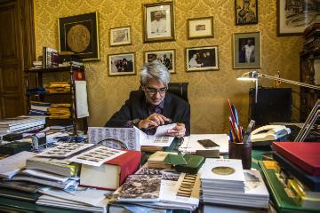 Der Direktor des Vatikanischen Briefmarken- und Münzamts Mauro Olivieri in seinem Büro im Vatikan am 30. Oktober 2017.