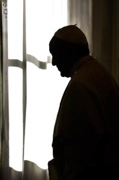 Papst Franziskus steht am 15. Dezember 2017 vor einer Gardine an einem Fenster im Vatikan.