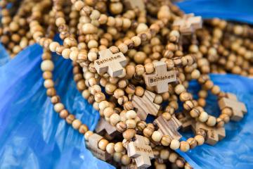Rosenkränze mit Perlen und Kreuzen aus Olivenholz liegen am 5. Februar 2018 im Depot des YMCA in Beit Sahur in der Nähe von Bethlehem. Sie werden für Teilnehmer des Weltjugendtags in Panama 2019 produziert.