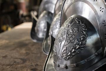 Drei Helme für die Päpstliche Schweizergarde liegen am 18. April 2018 auf einem Tisch in der Schmiede in Molln (Österreich), in der sie in Handarbeit gefertigt wurden.