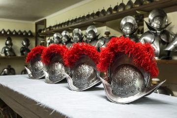 Neue Helme liegen auf einem Tisch in der Waffenkammer der Päpstlichen Schweizergarde im Vatikan am 27. April 2018.