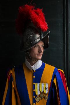 Ein Gardist der Päpstlichen Schweizergarde im Vatikan am 27. April 2018.