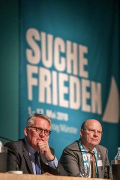 Thomas Sternberg (l.), Präsident des Zentralkomitees der deutschen Katholiken (ZdK), und Stefan Vesper, Generalsekretär des ZdK, auf der Frühjahrsversammlung des ZdK am 8. Mai 2018 in Münster.