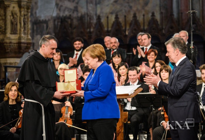 180512-93-000091 Angela Merkel erhält das Friedenslicht der Franziskaner