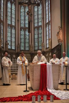 Gottesdienst mit Heinrich Timmerevers, Bischof von Dresden-Meißen (m.), am 12. Mai 2018 in der Heilig Kreuz Kirche in Münster.