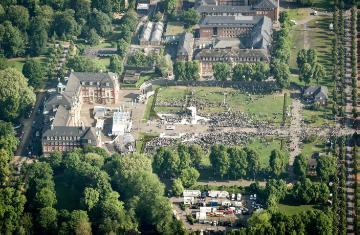 Luftaufnahme vom Schlossplatz während des Hauptgottesdienstes beim 101. Deutschen Katholikentag am 13. Mai 2018 in Münster.