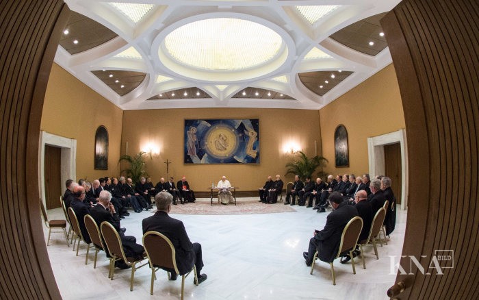 Papst nimmt chilenische Bischöfe zu Missbrauch ins Gebet