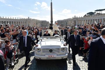 Ankunft von Papst Franziskus mit dem Papamobil während der wöchentlichen Generalaudienz am 16. Mai 2018 auf dem Petersplatz im Vatikan.