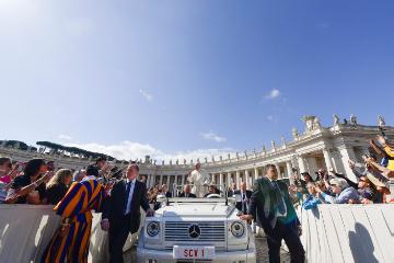 Ankunft von Papst Franziskus mit dem Papamobil bei blauem Himmel während der wöchentlichen Generalaudienz am 16. Mai 2018 auf dem Petersplatz im Vatikan.