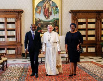 Papst Franziskus empfängt Patrice Talon, Staatspräsident der Republik Benin, und seine Frau Claudine Gbenagnon am 18. Mai 2018 im Vatikan.