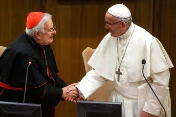 Kardinal Gualtiero Bassetti, Erzbischof von Perugia, begrüßt Papst Franziskus bei der Generalversammlung der italienischen Bischofskonferenz am 21. Mai 2018 im Vatikan.