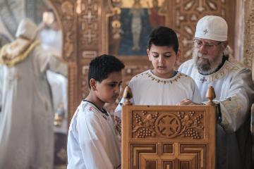 Ein junger Ministrant (m.) steht am Ambo liest im Gottesdienst am 22. April 2018 im koptisch-orthodoxen Kloster in Höxter. Rechts und links von ihm stehen zwei weitere Messdiener.