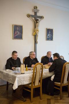 Priester der Priesterbruderschaft St. Pius X. beim Frühstück im Speisesaal des Priesterseminars Herz Jesu am 17. April 2018 in Zaitzkofen. An der Wand hängt ein großes Kruzifix.