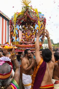 Menschen tragen die Figur der Göttin Kamadchi während der Prozession zum Jahresfest des Sri-Kamadchi-Ampal-Tempels der Hinduistischen Gemeinde Deutschlands am 24. Juni 2018 in Hamm.