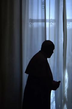 Die Silhouette von Papst Franziskus vor einem Vorhang am 25. Juni 2018 im Vatikan.