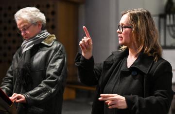 Eine gehörlose Frau übersetzt am 31. März 2018 in der Kirche Sankt Georg in Köln in Gebärdensprache das, was eine Lektorin vorliest.