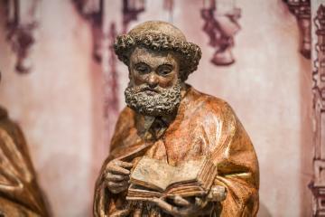 Vergoldete Figur des (vermutlich) Apostels Petrus mit dem Attribut Buch am 4. Juli 2018 in Xanten.