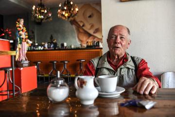 Ein Mann sitzt am 28. Juni 2018 im Kölner Cafe "Maria Eetcafe" an einem Tisch und trinkt einen Kaffee.