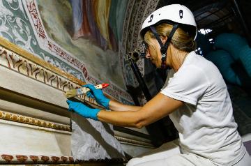Eine Restauratorin trägt Reinigungsflüssigkeit auf ein Fresko aus dem 16. Jahrhundert auf, neben der Scala santa, der Heiligen Treppe, am 10. Juli 2018 in Rom.