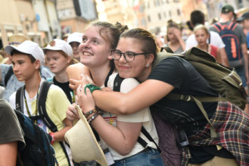 Eine freudig strahlende Messdienerin umarmt eine andere am 1. August 2018 beim "Blind Date" im Rahmen der 12. Internationalen Ministrantenwallfahrt in Rom. Beim "Blind Date" treffen sich drei zufällig zusammengestellte Pilgergruppen.