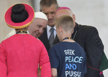 Papst Franziskus spricht während einer Sonderaudienz anlässlich der Internationalen Ministrantenwallfahrt am 31. Juli 2018 auf dem Petersplatz im Vatikan mit Ministranten.