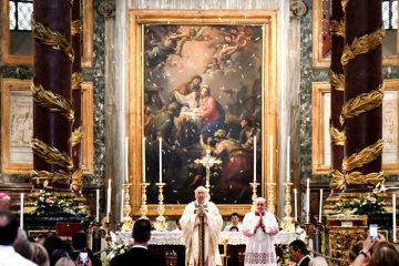 Es regnet weiße Blütenblätter, zur Erinnerung an das Schneewunder, während eines Gottesdienstes mit Kardinal Stanislaw Rylko, in der Kirche Santa Maria Maggiore in Rom am 5. August 2018, dem Weihetag der Basilika.