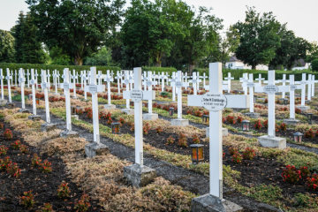 Klosterfriedhof der Armen Dienstmägde Jesu Christi mit weißen Holzkreuzen in Dernbach am 6. August 2018.