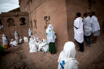 Äthiopisch-orthodoxe Christen, gehüllt in weiße Tücher, beten vor der Felsenkirche Bet Maryam in Lalibela am Karfreitag der Ostkirchen, dem 29. April 2016.