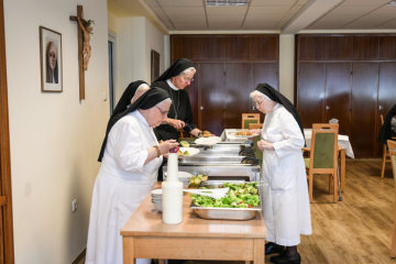 Ordensfrauen der Armen Dienstmägde Jesu Christi essen am 7. August 2018 zusammen zu Mittag im Kloster Maria Hilf in Dernbach.
