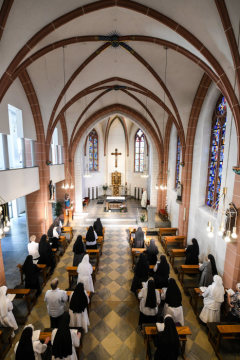 Ordensfrauen der Armen Dienstmägde Jesu Christi während der Abendmesse am 6. August 2018 in der Klosterkirche Sankt Laurentius in Dernbach.