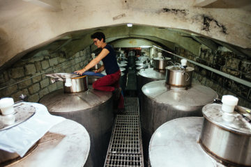 Regis Anouil, Erntehelferin im Trappistenweingut Latrun, befüllt Gärtanks aus Stahl in der Kellerei des Trappistenklosters Latrun (Israel) am 11. August 2018.