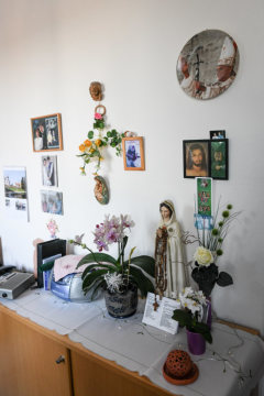 Ein Altar im privaten Zimmer einer der Dernbacher Schwestern im Kloster Maria Hilf der Armen Dienstmägde Jesu Christi am 7. August 2018 in Dernbach.