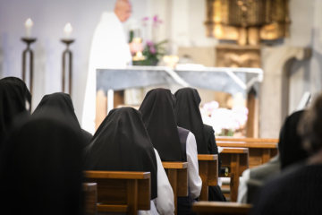 Ordensfrauen der Armen Dienstmägde Jesu Christi während der Abendmesse am 6. August 2018 in der Klosterkirche Sankt Laurentius in Dernbach.