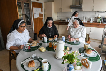 Ordensfrauen der Armen Dienstmägde Jesu Christi frühstücken am 7. August 2018 zusammen an einem runden Tisch im Kloster Maria Hilf in Dernbach.