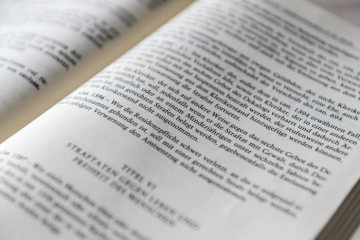 Seite aus dem Codex Iuris Canonici (CIC), Kodex des kanonischen Rechts, am 23. August 2018 mit dem Kanon Can. 1395 - Paragraf 2, Verstoß eines Klerikers gegen das sechste Gebot, Straftat an einem Minderjährigen, Entlassung aus dem Klerikerstand.